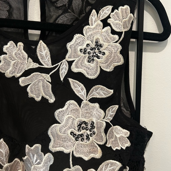 Betsy & Adam Gown - Lace-Mesh-Floral Lined Gown. Black/White Size 12 - Picture 4 of 8